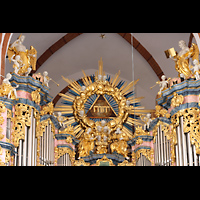 Wroclaw (Breslau), Bazylika sw. Elzbiety (St. Elisabeth), Oberer Prospekt mit Figurenschmuck, Strahlensonne u. Gottessymbol JHWH