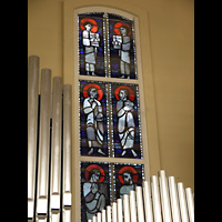 Berlin (Reinickendorf), Apostel-Paulus-Kirche, Rückseitiges Kirchenfenster mit Orgelpfeifen