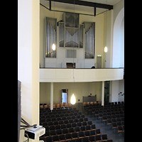 Berlin - Friedrichshain, Auferstehungskirche / Umweltforum, Blick von der Seitenempore zur Orgel