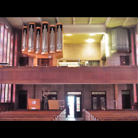 Berlin - Treptow, Bekenntniskirche (Kleinorgel im Gemeindesaal), Innenraum in Richtung Orgel