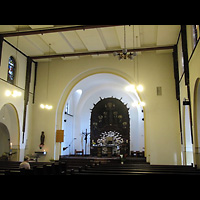 Berlin - Treptow, Christus König Adlershof, Innenraum in Richtung Altar