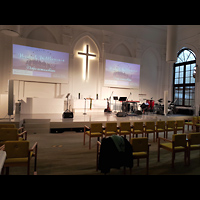 Berlin - Mitte, Christuskirche (ehem. Elim-Gemeinde), Pfingstler, Innenraum in Richtung Altar