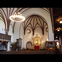 Berlin - Köpenick, Christuskirche Oberschöneweide (Kleinorgel), Innenraum in Richtung Altar mit Kleinorgel