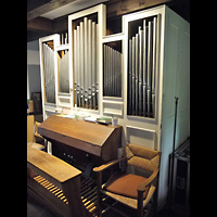 Berlin - Spandau, Dorfkirche Gatow, Orgel mit Spieltisch seitlich