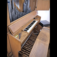 Berlin - Reinickendorf, Evangelisch-methodistische Erlöserkirche Tegel, Spieltisch mit geöffneter Orgelrückwand seitlich