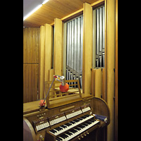 Berlin - Köpenick, Evangelisch-methodistische Friedenskirche Oberschöneweide, Spieltisch neben der Orgel