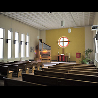 Berlin - Reinickendorf, Evangelisch-methodistische Lindenkirche Wittenau, Innenraum in Richtung Altar und Orgel
