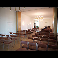 Berlin - Marzahn, Ev. Gemeindezentrum Biesdorf-Süd, Innenraum in Richtung Altar und Orgel