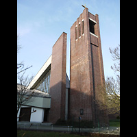 Berlin - Lichtenberg, Kath. Kirche zum Guten Hirten Friedrichsfelde, Auenansicht mit Turm