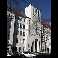 Berlin - Wilmersdorf, Kirche Zum Heiligen Kreuz (SELK), Auenansicht der Kirche