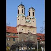 Berlin - Treptow, Kirche zum Vaterhaus (Chororgel), Außenansicht der Kirche mit Doppelturmfassade