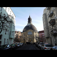 Berlin - Schneberg, Knigin Luise-Gedchtniskirche, Ansicht vom Gustav-Mller-Platz aus