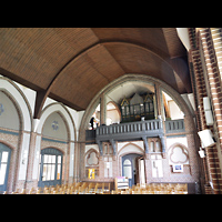 Berlin - Pankow, Lutherkirche Wilhelmsruh, Innenraum in Richtung Orgel