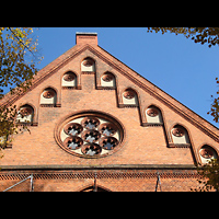 Berlin - Steglitz, Matthuskirche, Giebel und Fenster an der Auenfassade