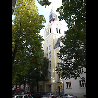 Berlin - Neukölln, Nikodemus-Kirche, Außenansicht mit Turm