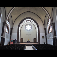 Berlin - Steglitz, Petruskirche Giesensdorf (Lichterfelde), Innenraum in Richtung Altar