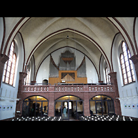 Berlin - Steglitz, Petruskirche Giesensdorf (Lichterfelde), Innenraum in Richtung Orgel