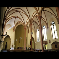 Berlin (Neuklln), St. Clara, Innenraum in Richtung Altar