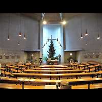 Berlin (Spandau - Staaken), St. Maximilian Kolbe, Innenraum in Richtung Altar