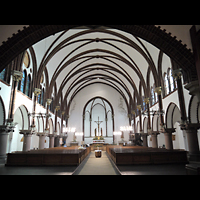 Berlin - Friedrichshain, St. Pius, Innenraum in Richtung Altar