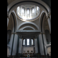 Berlin (Kreuzberg), St. Thomas (ev.) - Chororgel, Innenraum in Richtung Altar mit Kuppel